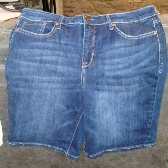 Seven 7 Plus Size Women's Weekend Bermuda Denim Jean Shorts Size 16 - Picture 1 of 7
